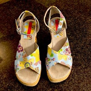 Women’s multi colored summer wedges. Size 9 and fits as expected. Like new.